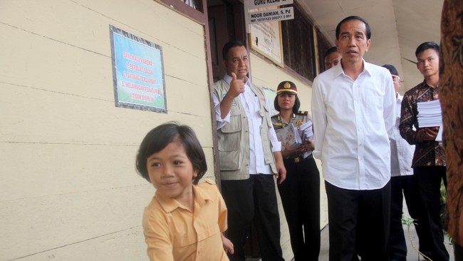 Sekretaris Kabinet Pramono Anung memastikan Presiden Joko Widodo bisa bekerja sama dengan siapapun, termasuk gubernur baru Jakarta Anies Baswedan.
