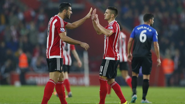 Southampton berhasil menggeser Liverpool dari peringkat tujuh klasemen sementara Liga Primer Inggris setelah mengalahkan Bournemouth 2-0.