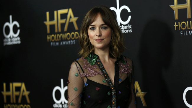 Dakota Johnson dan Chris Martin tampaknya akan segera memasuki babak lebih serius dalam hubungan mereka. Kabar beredar bahwa keduanya akan segera bertunangan.