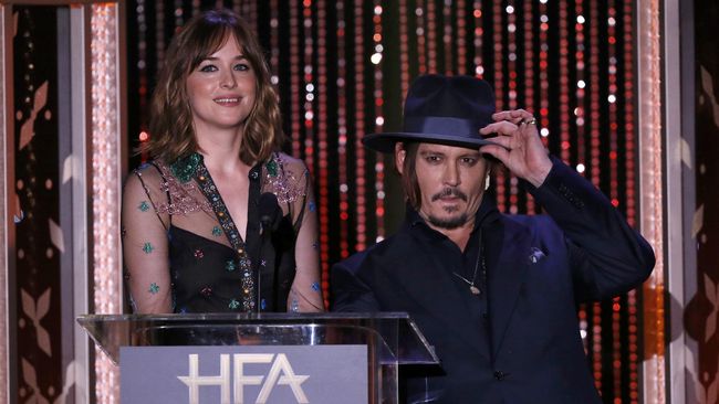 Tampil berseri-seri saat menghadiri Hollywood Film Awards, tadi malam, padahal besok (2/11), pasangan ini harus menghadapi pengadilan Australia.