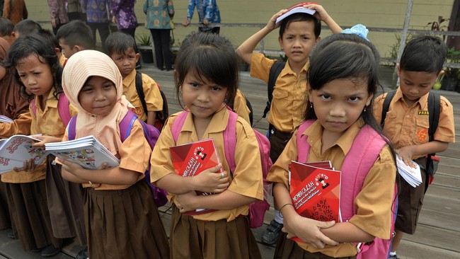 Hari pertama sekolah ada hari bersejarah bagi anak-anak. Ayo orangtua antar anak ke sekolah dan berinteraksi dengan pihak sekolah.