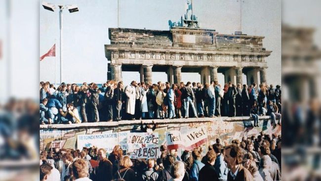 Jika berkesempatan wisata ke Jerman usai pandemi, napak tilas sejarah Tembok Berlin menjadi kegiatan wisata yang amat direkomendasikan.