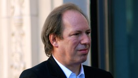 Hans Zimmer Akan Rilis Latar Musik untuk Film James Bond