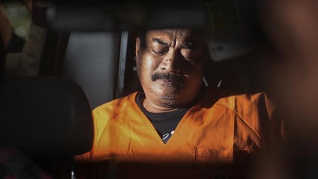 Meski sudah ditetapkan sebagai tersangka penerima hadiah dari Kepala Dinas Pertambangan, staf bekas anggota Komisi VII DPR itu mengaku tak tahu soal suap.