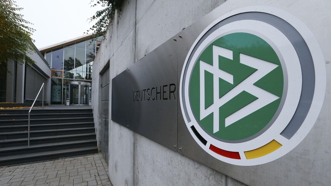 Untuk menindaklanjuti penyelidikan kejaksaan Frankfurt, polisi Jerman melakukan pemeriksaan di kantor DFB dan kediaman pejabat-pejabat terasnya.