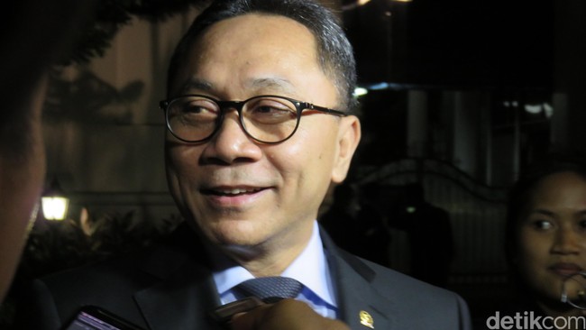 Mengelak saat ditanya adanya pembahasan reshuffle, Zul mengaku hanya datang menyambut Presiden Republik Finlandia.