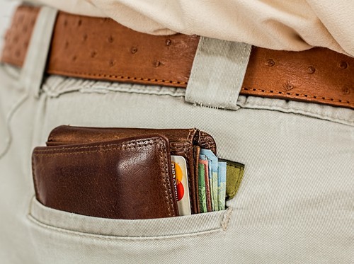 Isi dompet generasi Baby Boomers dan Gen X terkadang tak bisa dipahami oleh generasi yang lebih muda. Memangnya, apa saja isinya?