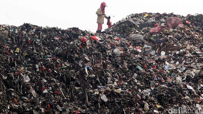 Salah satu pelanggaran yang disebut DPRD Kota Bekasi yaitu volumen sampah yang seharusnya 2.000-3.000 ton per hari malah meenjadi 6.500 per hari.