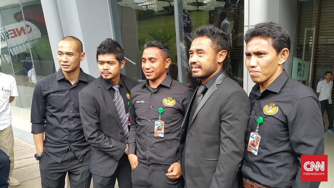 Bambang Pamungkas menganggap para pelaku sepak bola seharusnya bisa berbuat banyak untuk memperbaiki kondisi sepak bola nasional yang terpuruk.