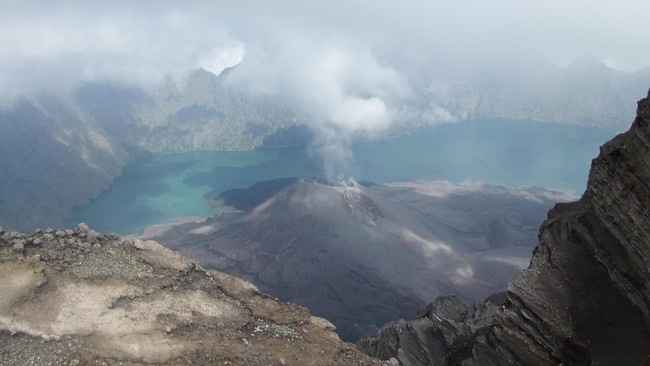Calon penumpang memilih bertahan di Bandar Udara Internasional Ngurah Rai, Bali, pascapembatalan beberapa maskapai Australia akibat erupsi Gunung Barujari.