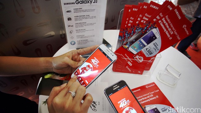 Dari 12 juta pelanggan Smartfren pada pertengahan 2016, sebanyak 8 juta masih memakai CDMA yang mulai ditinggalkan oleh sejumlah pemain dalam industri.