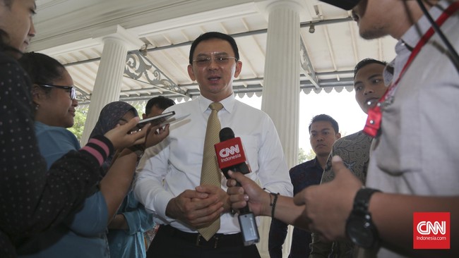 Ahok juga mengancam akan mencabut tunjungan kinerja daerah pegawai yang ikut bermain dalam penyusunan anggaran.