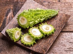 6 Manfaat Pare untuk Kesehatan serta Efek Samping dan Cara Mengonsumsinya