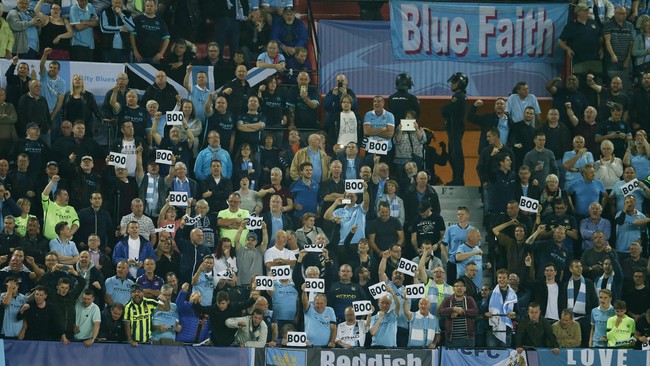 Kertas-kertas bertuliskan "BOO" bertebaran di tribun pendukung Manchester City ketika mereka bertandang ke markas Sevilla. The Citizen sedang protes!