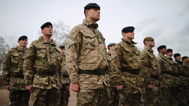 Tentara Inggris menawarkan bonus sebesar empat ribu pound sterling atau setara Rp83,3 juta bagi personel yang bersedia dialihtugaskan ke bagian sekretariat.
