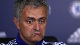John Terry Cedera, Mourinho Salahkan Lapangan Tim Israel