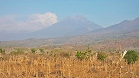 389 Wisatawan Masih di Atas Gunung Saat Anak Rinjani Meletus