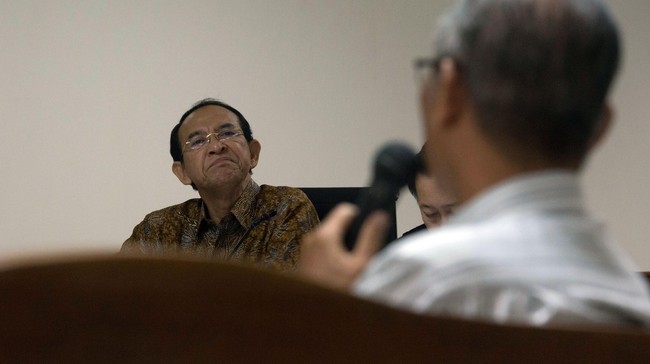 Jaksa juga menuntut Suryadharma Ali dengan pidana denda sebesar Rp2,32 miliar atas perbuatan korupsi penyelenggaran haji. 