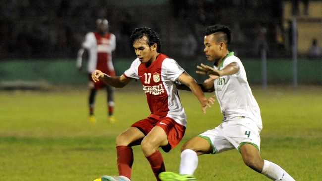 Publik Stadion Gelora Andi Mattalatta Mattoanging bersorak-sorai setelah pemain asing PSM asal Belanda, Willem Pluim, sukses memecah kebuntuan di ke-89.
