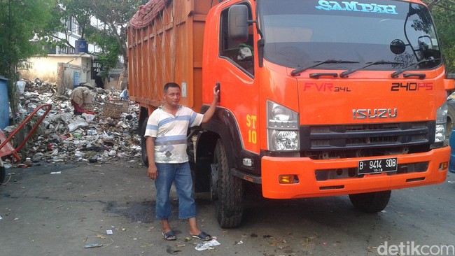 Wakil Kepala Dinas Kebersihan DKI, Ali Maulana Hakim, mengatakan pembersihan dilakukan untuk mengurangi bau dan sampah yang tercecer di jalan akibat truk sampah