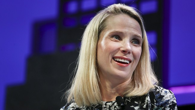 CEO Marissa Mayer memutuskan ntuk membagi-bagkan bonus tahunan dan bonus ekuitas yang diperolehnya nanti kepada karyawan Yahoo.