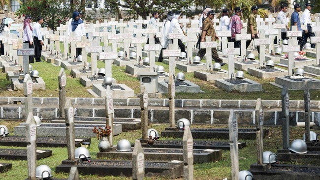 Andi Ghalib merupakan jaksa agung pertama setelah Orde Baru tumbang.