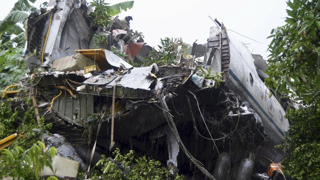 Pesawat kargo jatuh di Sudan Selatan. Jumlah korban diperkirakan 41 orang, termasuk penumpang, kru, dan orang yang berada di lokasi jatuhnya pesawat.