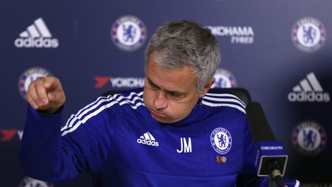 Meski mendapatkan kemenangan, manajer Chelsea, Jose Mourinho, lempar handuk dalam mempertahankan gelar juara Liga Primer Inggris.