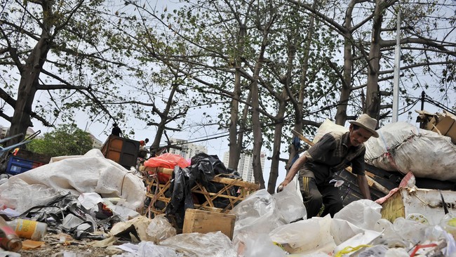 Pembangkit Listrik Tenaga Sampah di Bantar Gebang, Bekasi, mampu menghasilkan 750 watt perhari.