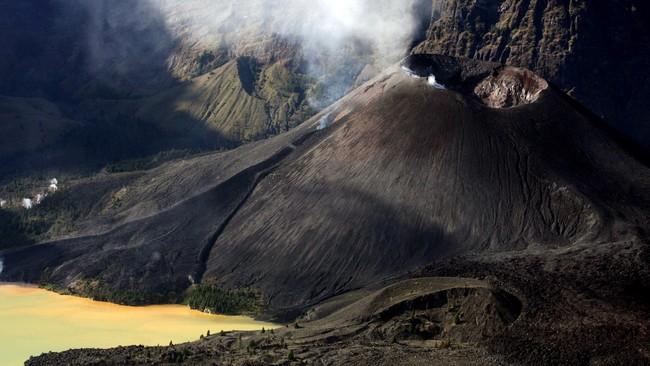 Badan Nasional Penanggulangan Bencana menyatakan sebaran abu vulkanik Gunung Rinjani menyebabkan Bandara Internasional Lombok ditutup hingga besok pagi.