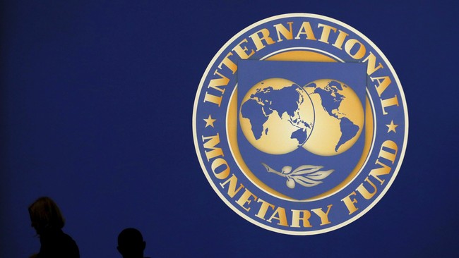 IMF meramal pertumbuhan ekonomi dunia tahun ini sebesar 3,2 persen, lebih rendah 0,2 persen dibandingkan proyeksi yang dibuat pada Oktober 2015 lalu.