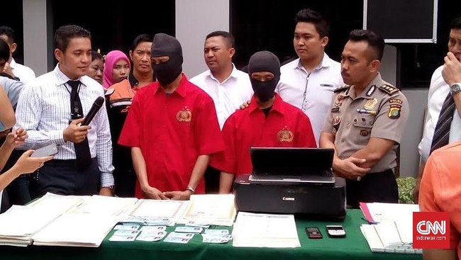 Pelaku memasok materai-materai palsu tersebut ke toko-toko kecil. Tindakan pemalsuan ini diduga membuat negara rugi hingga Rp3 miliar. 