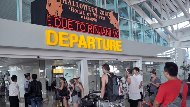 Akibat erupsi Gunung Rinjani di Nusa Tenggara Barat, Garuda Indonesia membatalkan 86 penerbangan dari dan menuju bandara Ngurah Rai dan Blimbingsari.