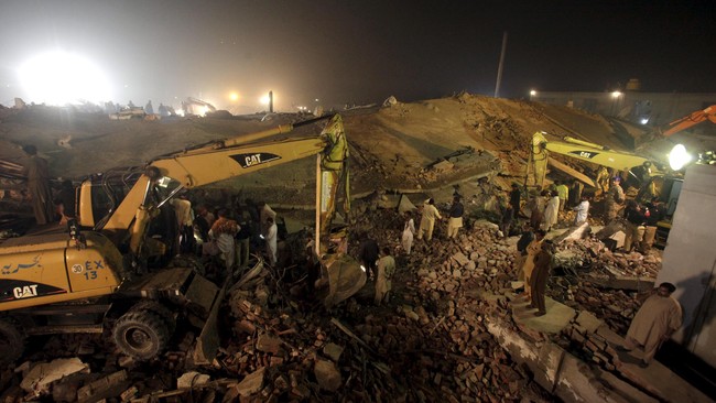Sedikitnya 18 orang tewas dan 150 lainnya diyakini terperangkap reruntuhan saat sebuah pabrik empat lantai di Lahore, Pakistan, ambruk pada Rabu (4/11).