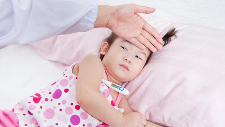 Saat anak demam, ada kondisi yang membuatnya perlu dibawa ke dokter.