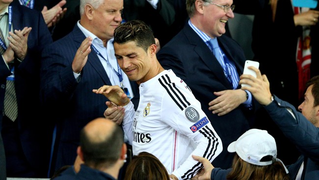 Sebuah kedipan Cristiano Ronaldo untuk presiden Paris Saint Germain membuat kabar spekulasi masa depannya meroket. Ada apa?