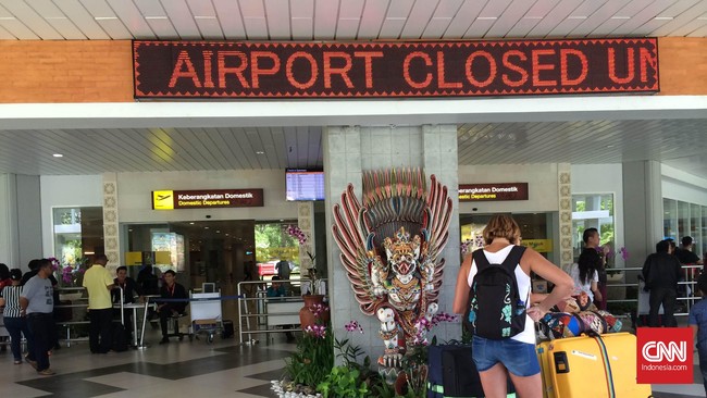 Setiap enam jam pihaknya akan mengevaluasi penutupan bandara internasional Ngurah Rai usai Gunung Agung berstatus awas.