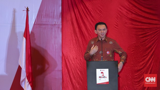 Ahok menilai masyarakat Indonesia yang takut menghadapi MEA lebih disebabkan oleh mereka sendiri yang tidak kompak dan selalu mengagungkan uang.