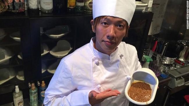 Di Jepang, seorang bintang film porno membuat sebuah restoran kari yang punya tekstur dan rasa seperti kotoran manusia.