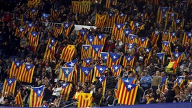 Pekik Nou Camp Menenggelamkan Lagu Kebanggaan UCL