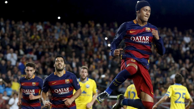 Neymar tak menghabiskan seluruh waktu dalam hidupnya untuk sepak bola. Di luar lapangan, ia tak tertarik mengikuti perkembangan sepak bola.
