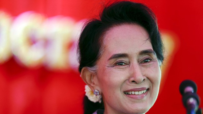 Pemimpin Myanmar de facto Aung San Suu Kyi, penerima Nobel 1991, dikecam banyak kalangan karena sikap tidak tegasnya atas krisis yang menimpa etnis Rohingya.