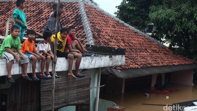 Pemerintah Provinsi DKI Jakarta telah menyiapkan 150 unit pompa di waduk-waduk dan pompa mobile di sekitar wilayah Jakarta.