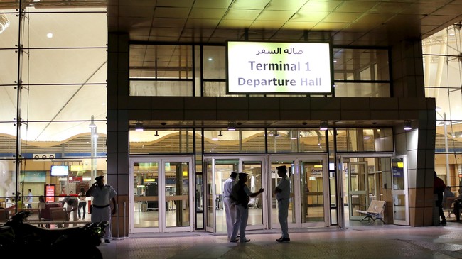 Dua karyawan bandara Sharm al-Sheikh di Mesir ditahan untuk diinterogasi menyusul jatuhnya pesawat Metrojet Rusia di Sinai yang menewaskan 224 orang.