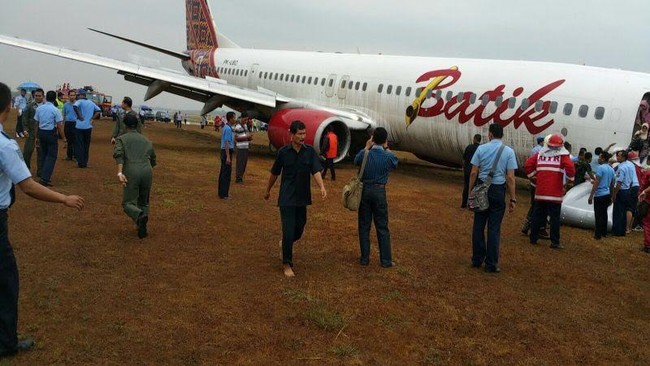 Posisi pesawat Batik Air dengan nomor penerbangan ID6380 saat ini berada pada jarak 24 meter di sisi utara runway.