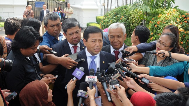 Guru Besar Hukum Tata Negara Universitas Andalas, Saldi Isra, menilai pada hakikatnya dua tundingan ke Setya tidak boleh dilakukan anggota legislatif. 