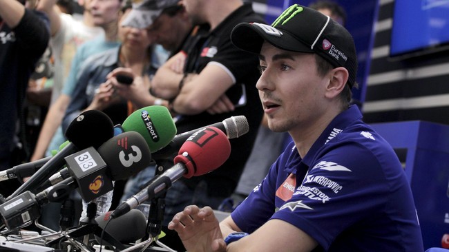 Juara MotoGP 2015, Jorge Lorenzo, mengeluarkan pernyataan resmi untuk mengkritik perusahaan jam asal Italia, Sector, yang merupakan mantan sponsornya.