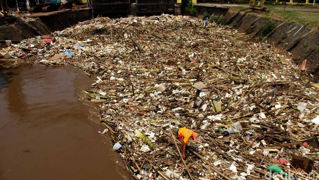 Gubernur Ahok mengatakan pemerintah DKI Jakarta akan membangun pengolahan sampah di pasar-pasar yang ada di ibu kota. Bisa dinyatakan langkah penghematan.