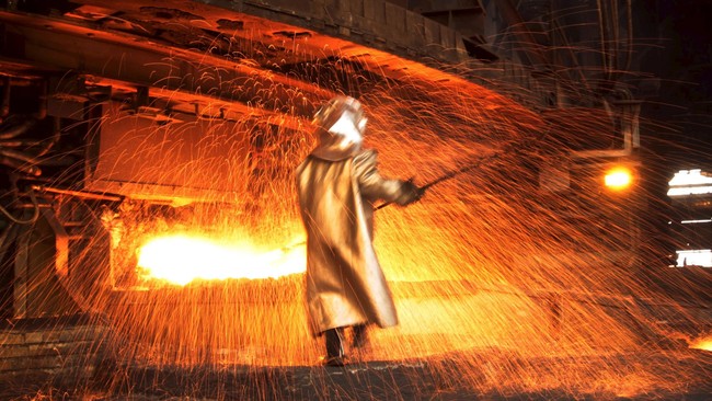 Selama ini ada dua kementerian yang menerbitkan izin pembangunan smelter yaitu Kementerian ESDM dan Kementerian Perindustrian.
