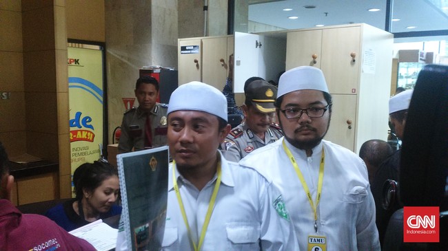 Sayap ormas Front Pembela Islam, Front Mahasiswa Islam melaporkan Ahok ke KPK atas dugaan korupsi pengadaan Transjakarta, pembelian RS Sumber Waras dan BUMD.